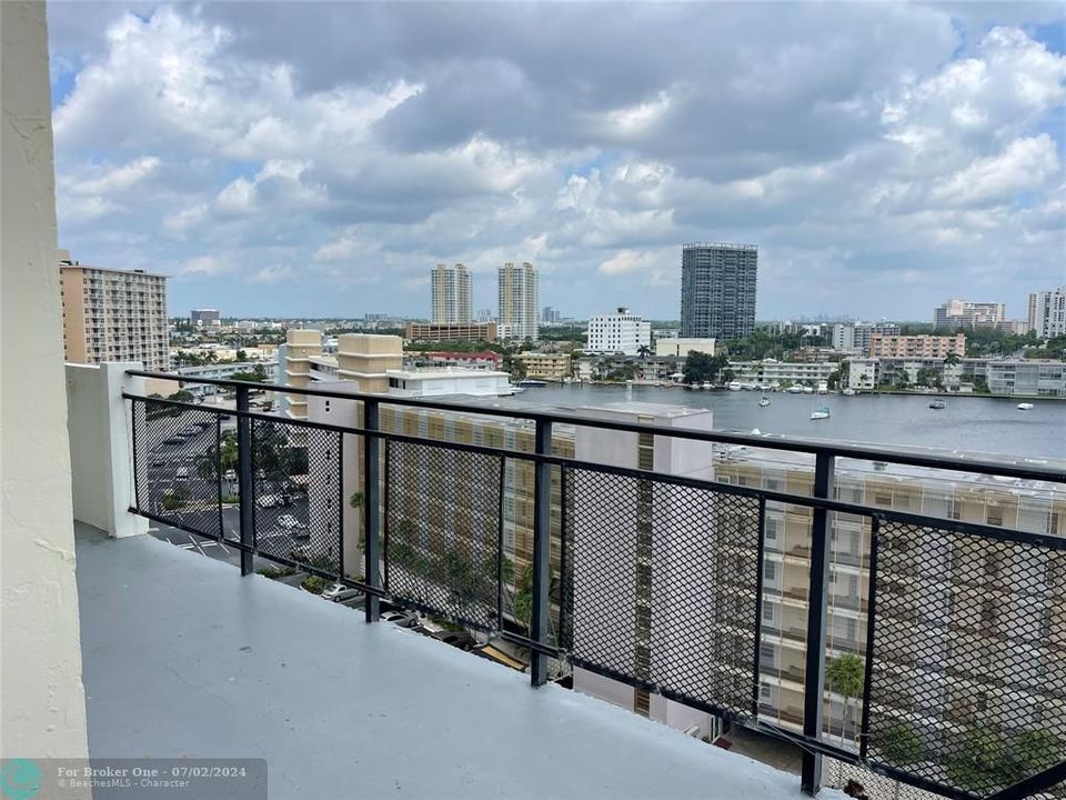Active With Contract: $2,900 (2 beds, 2 baths, 1500 Square Feet)