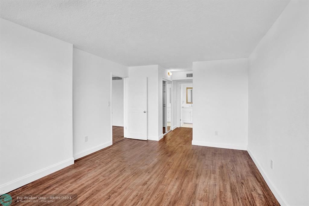 For Sale: $300,000 (2 beds, 2 baths, 1175 Square Feet)