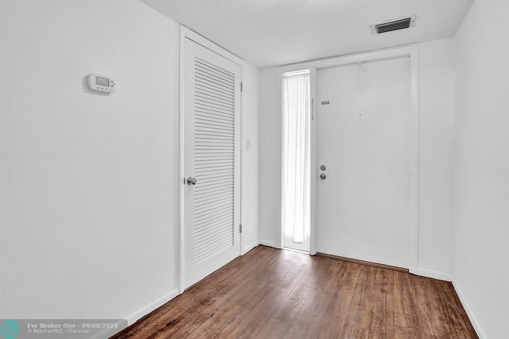 For Sale: $300,000 (2 beds, 2 baths, 1175 Square Feet)