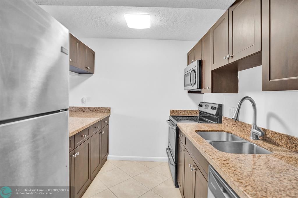 For Sale: $300,000 (2 beds, 2 baths, 1175 Square Feet)