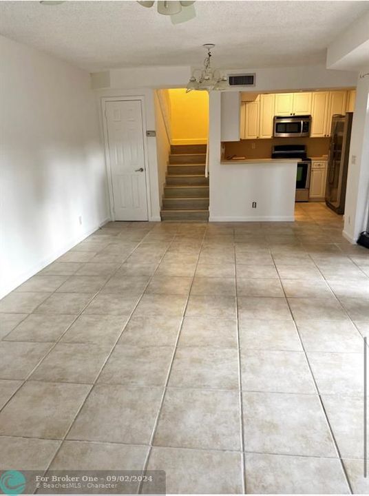 Active With Contract: $2,700 (3 beds, 3 baths, 1364 Square Feet)