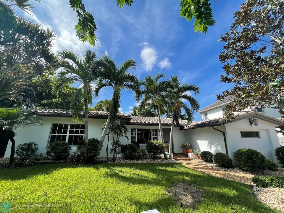 Active With Contract: $959,000 (3 beds, 2 baths, 1680 Square Feet)