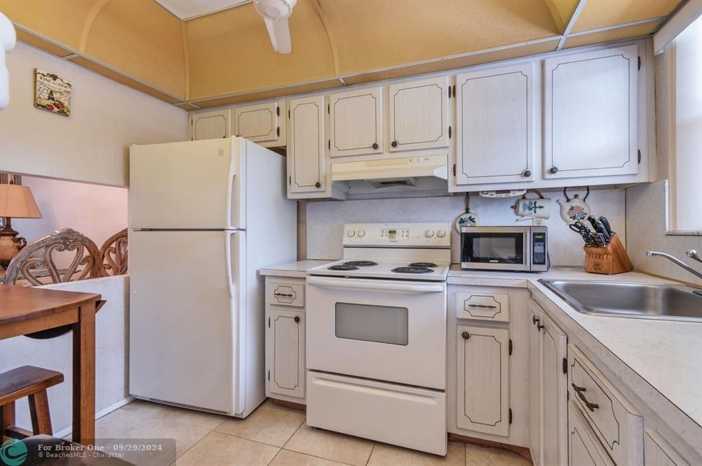 For Sale: $129,999 (2 beds, 2 baths, 850 Square Feet)