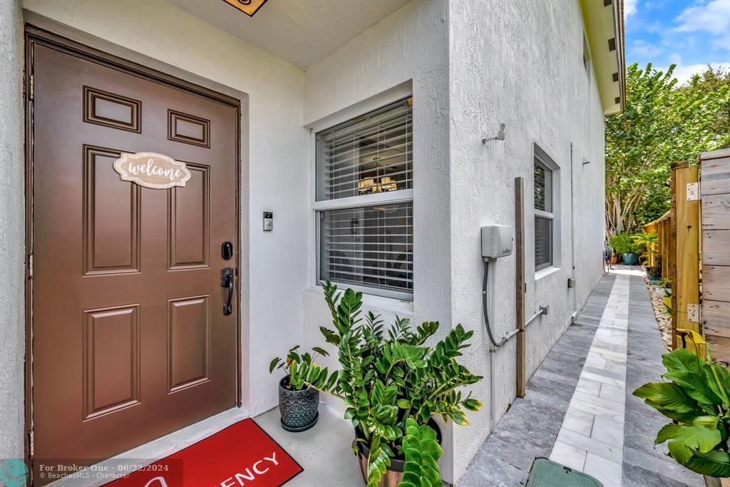 Active With Contract: $647,000 (3 beds, 2 baths, 1940 Square Feet)