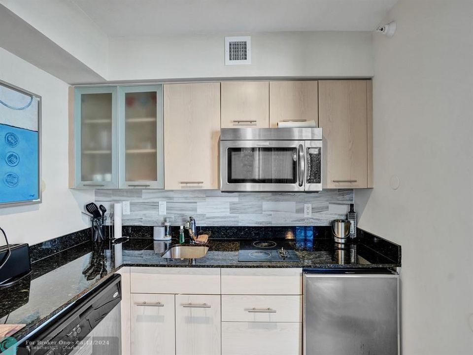 For Sale: $199,000 (1 beds, 1 baths, 379 Square Feet)