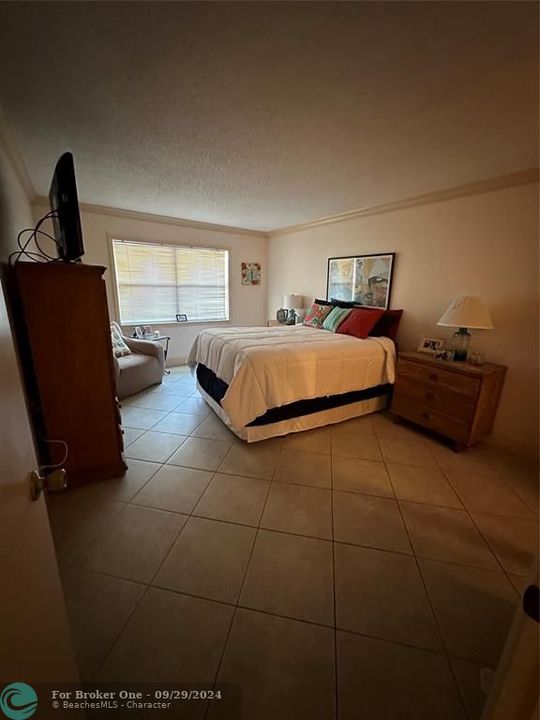 For Sale: $117,770 (1 beds, 2 baths, 935 Square Feet)