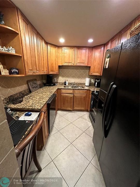 For Sale: $117,770 (1 beds, 2 baths, 935 Square Feet)