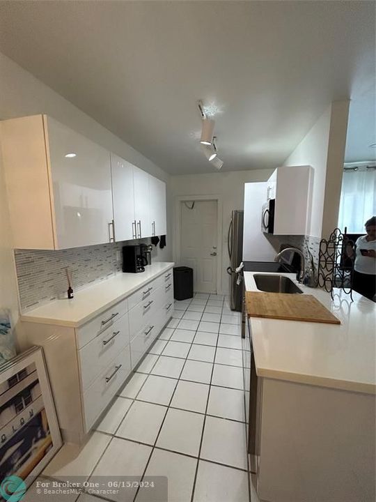 For Rent: $2,200 (1 beds, 1 baths, 750 Square Feet)