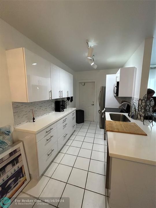 For Rent: $2,200 (1 beds, 1 baths, 750 Square Feet)