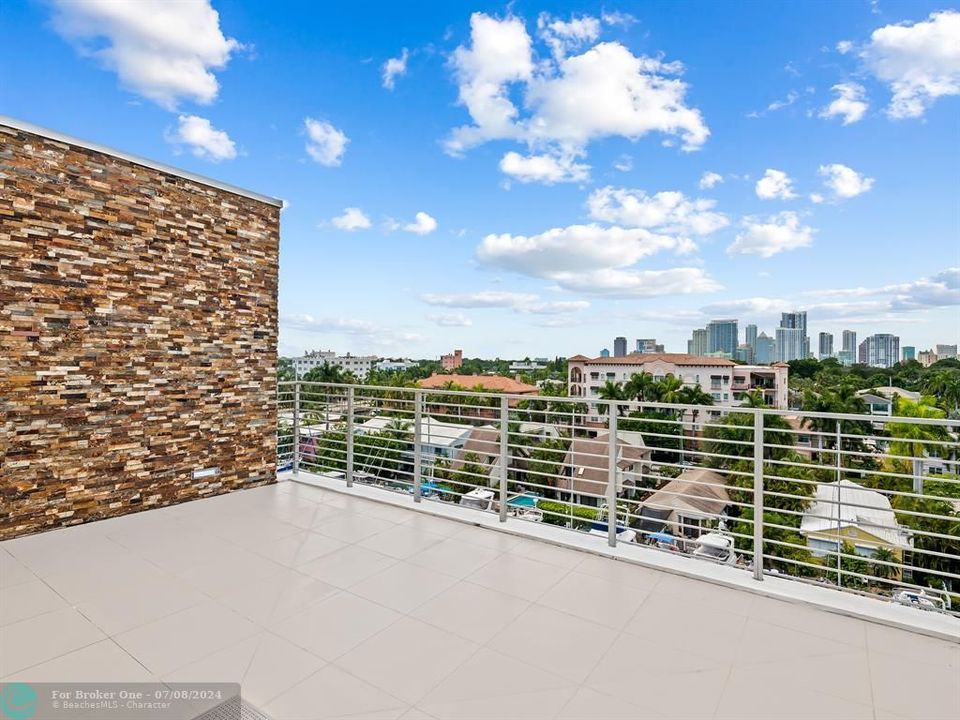 Recently Sold: $2,495,000 (3 beds, 3 baths, 2531 Square Feet)