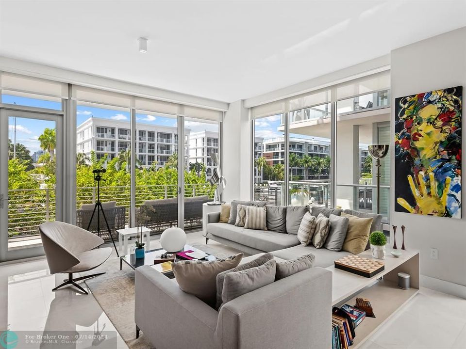 Recently Sold: $2,495,000 (3 beds, 3 baths, 2531 Square Feet)