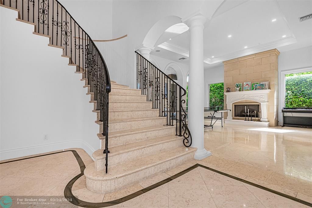 For Sale: $4,985,000 (5 beds, 6 baths, 5794 Square Feet)