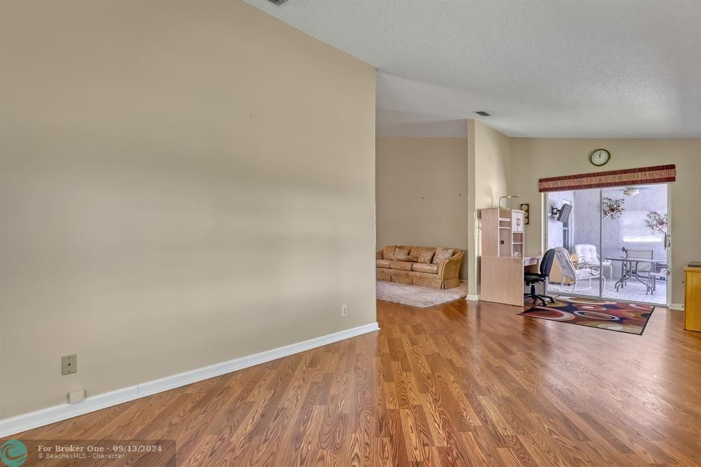 Active With Contract: $2,600 (2 beds, 2 baths, 1645 Square Feet)