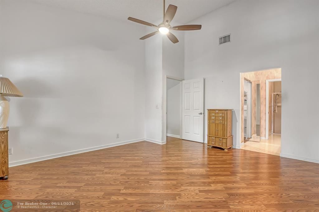 Active With Contract: $2,600 (2 beds, 2 baths, 1645 Square Feet)