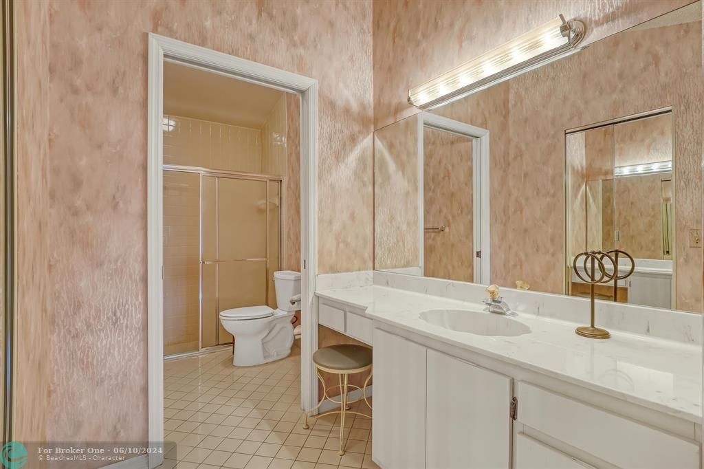 合同活跃: $2,600 (2 贝兹, 2 浴室, 1645 平方英尺)
