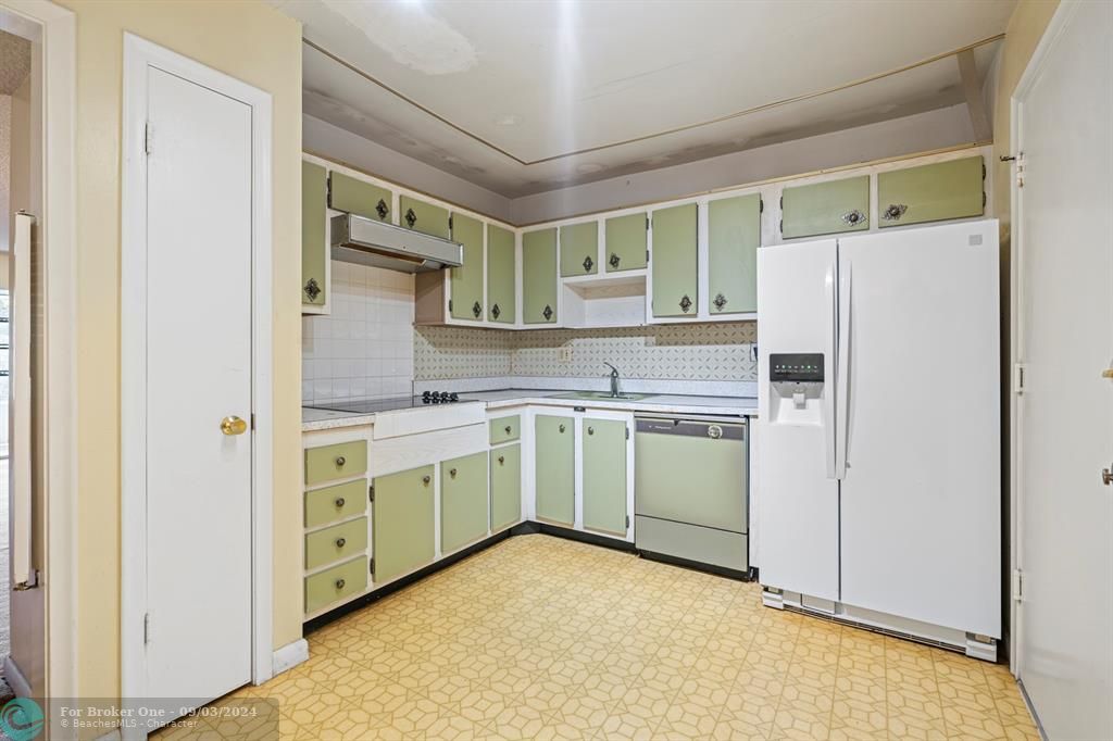 Active With Contract: $85,000 (1 beds, 1 baths, 920 Square Feet)