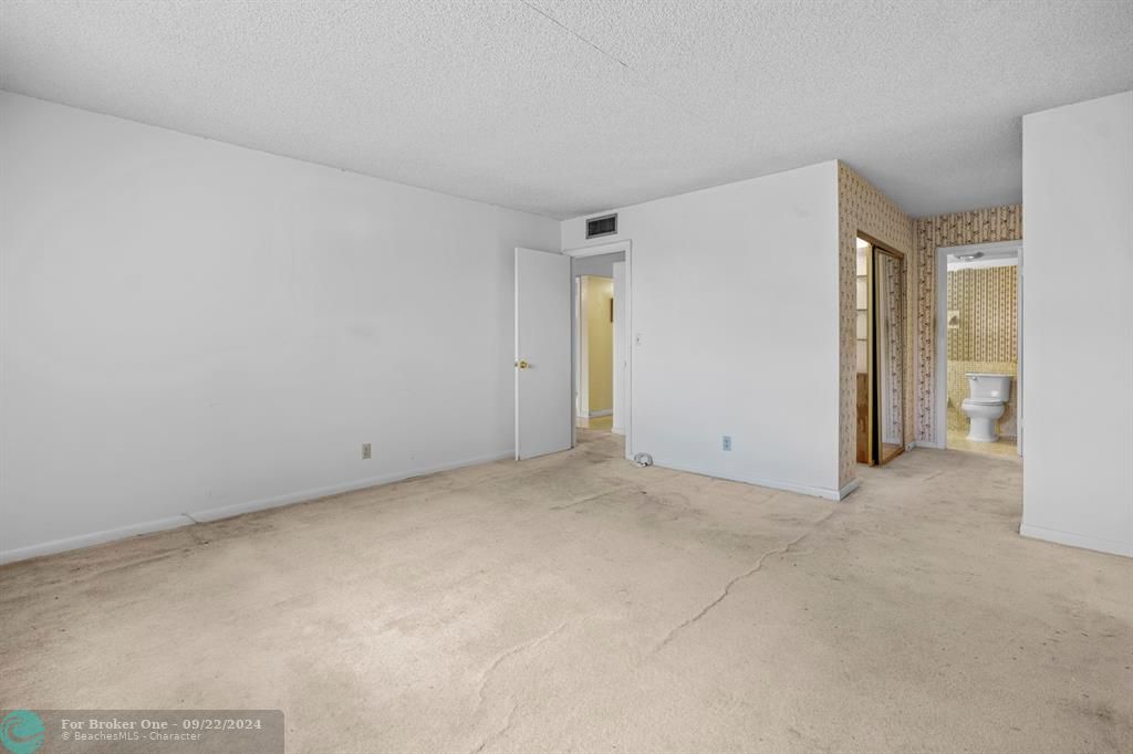 Active With Contract: $85,000 (1 beds, 1 baths, 920 Square Feet)