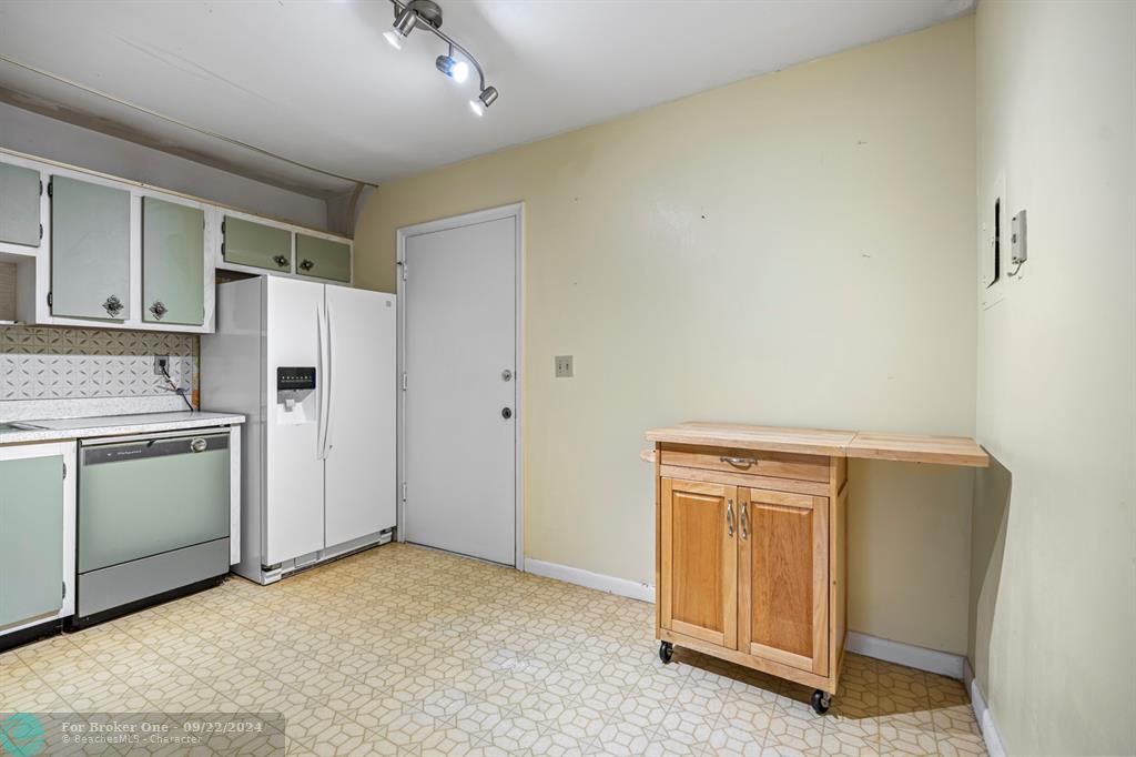 Active With Contract: $85,000 (1 beds, 1 baths, 920 Square Feet)