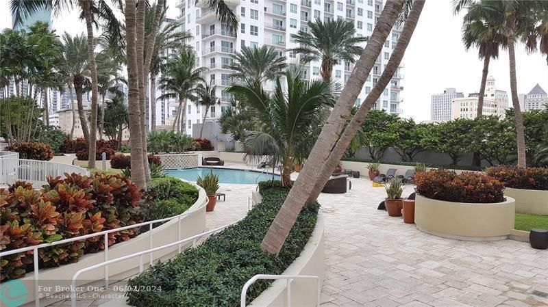 Active With Contract: $415,900 (1 beds, 1 baths, 978 Square Feet)