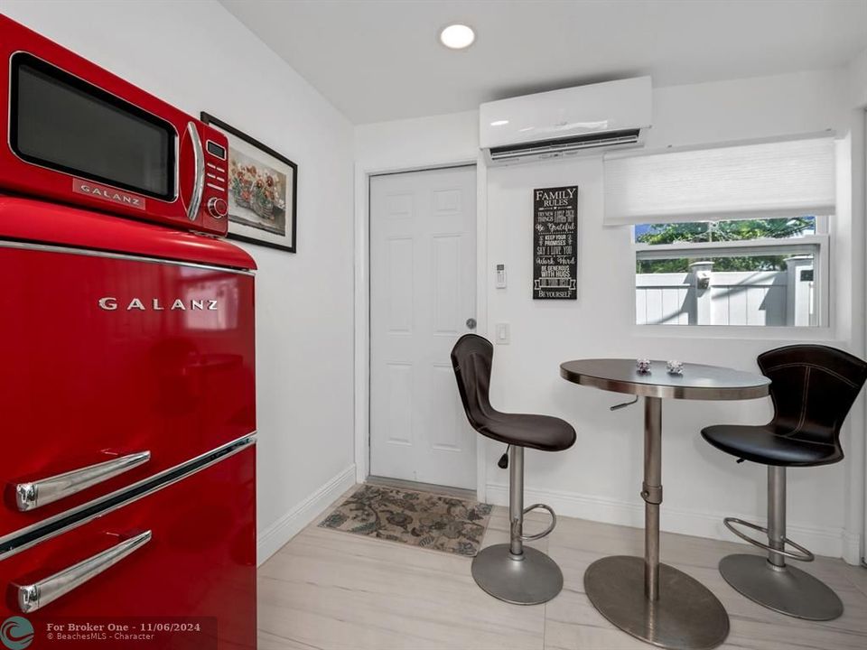 Active With Contract: $650,000 (3 beds, 3 baths, 1364 Square Feet)