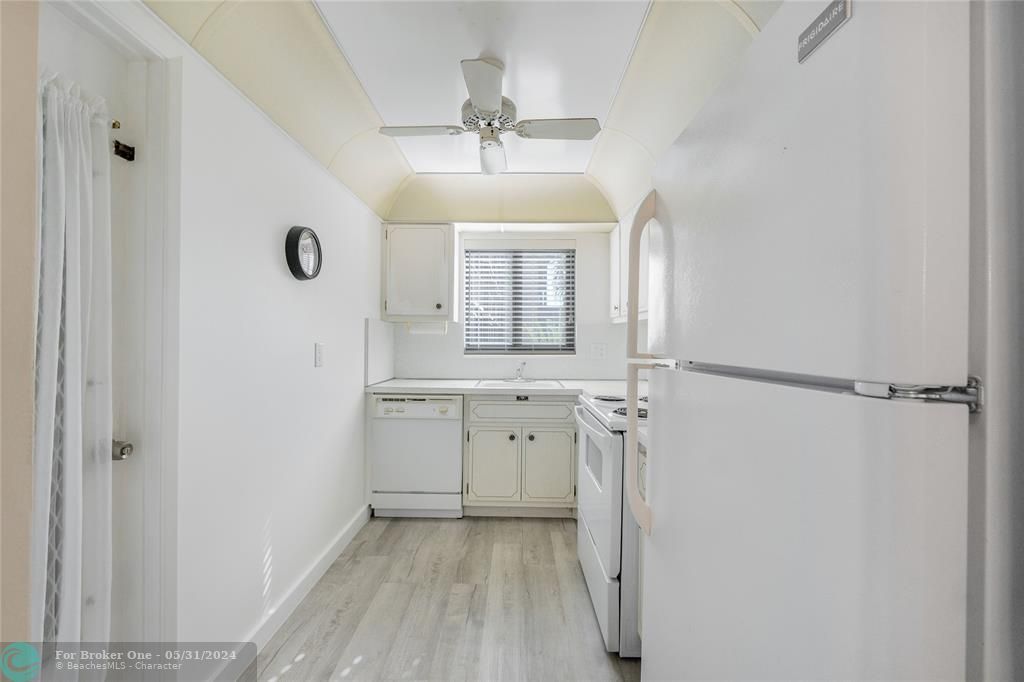For Sale: $135,000 (1 beds, 1 baths, 760 Square Feet)