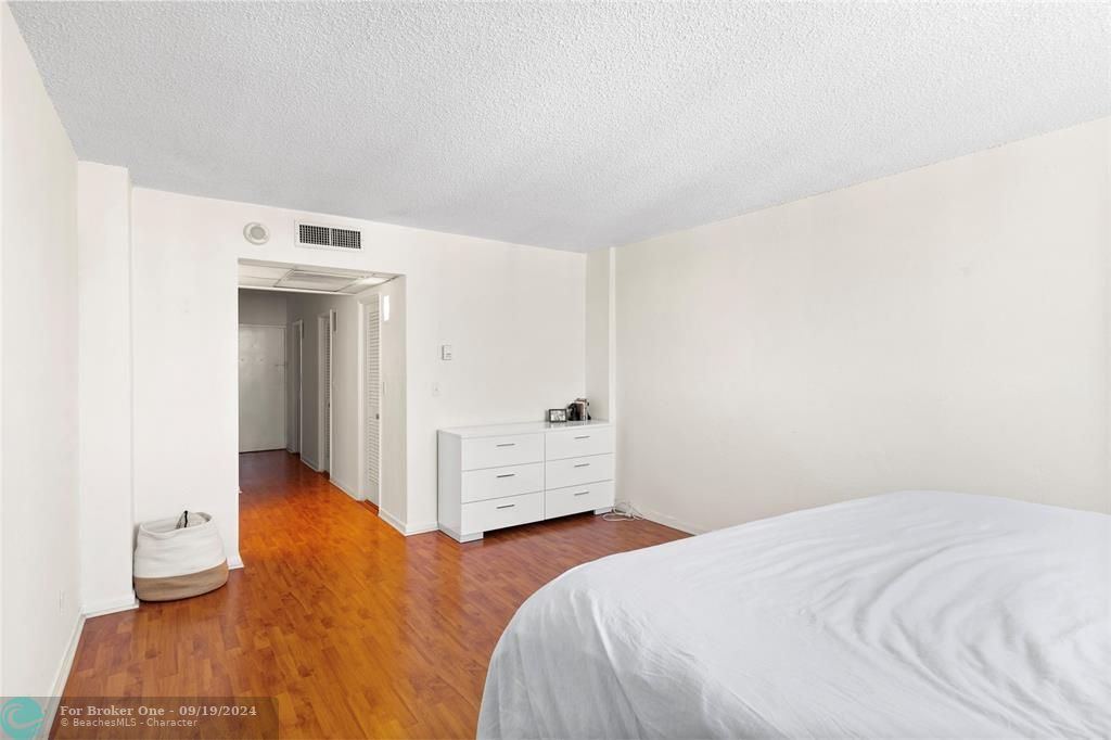 Active With Contract: $2,790 (2 beds, 2 baths, 1505 Square Feet)