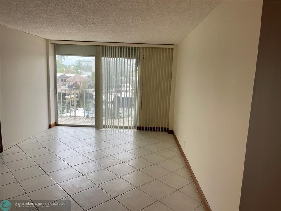 For Sale: $369,000 (2 beds, 1 baths, 840 Square Feet)