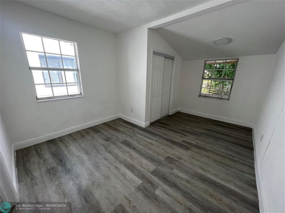 Active With Contract: $2,300 (2 beds, 1 baths, 1430 Square Feet)