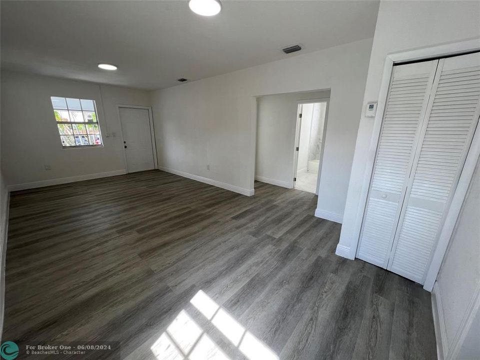 Active With Contract: $2,300 (2 beds, 1 baths, 1430 Square Feet)