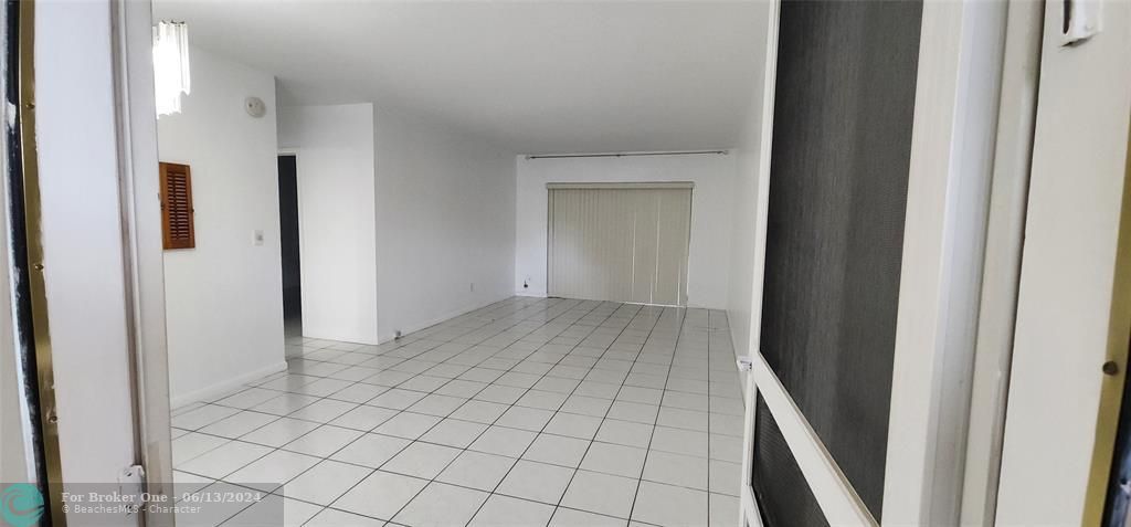 Active With Contract: $1,200 (1 beds, 1 baths, 675 Square Feet)