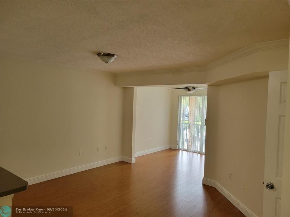 Active With Contract: $1,900 (1 beds, 1 baths, 800 Square Feet)