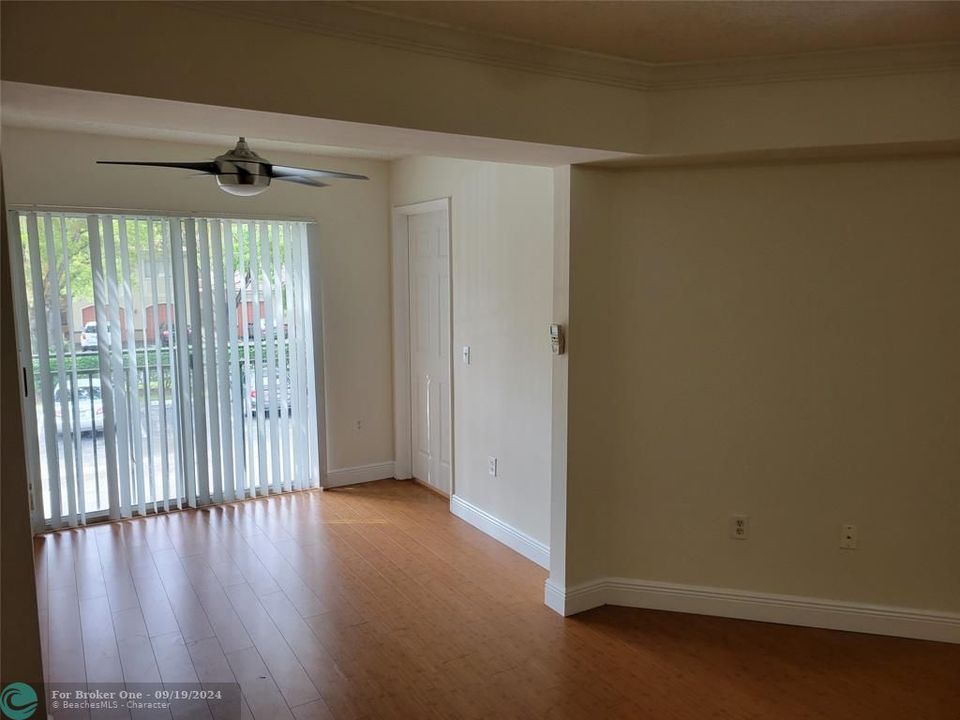 Active With Contract: $1,900 (1 beds, 1 baths, 800 Square Feet)