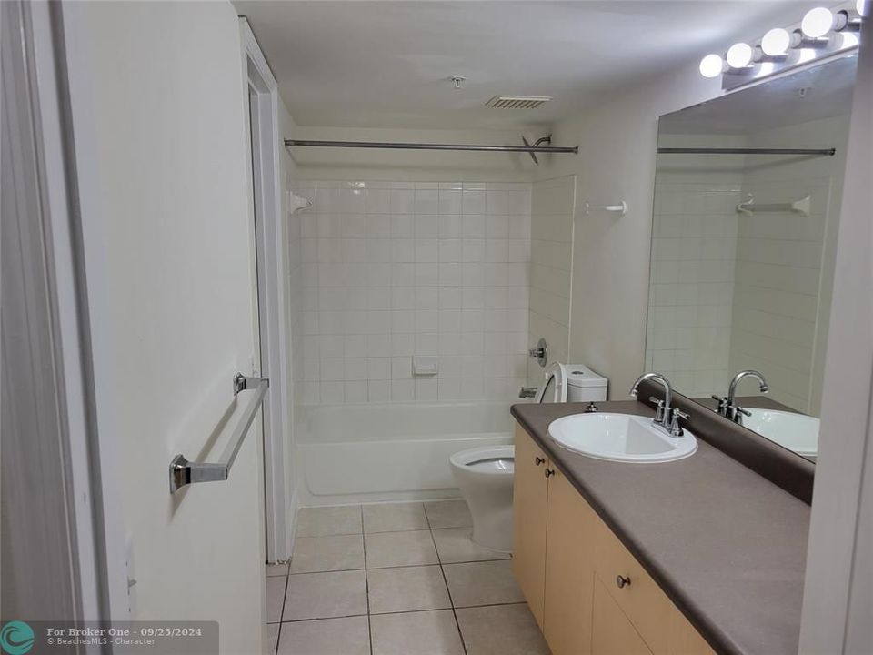 Active With Contract: $1,900 (1 beds, 1 baths, 800 Square Feet)