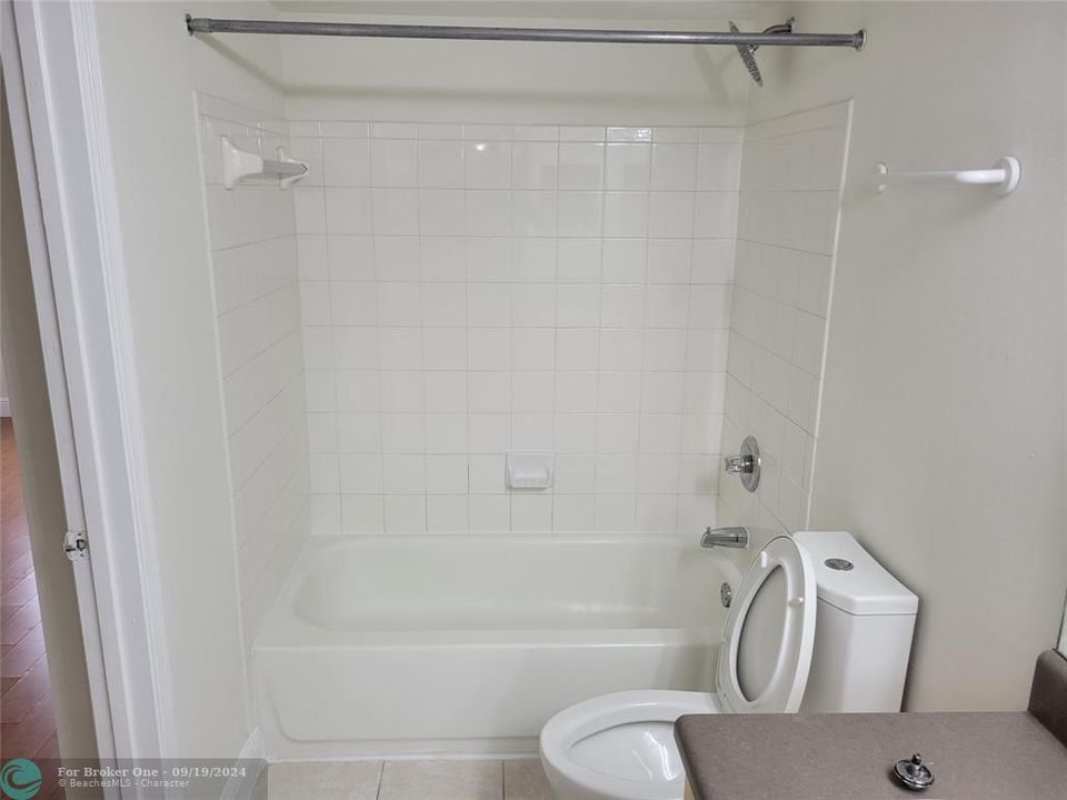 Active With Contract: $1,900 (1 beds, 1 baths, 800 Square Feet)