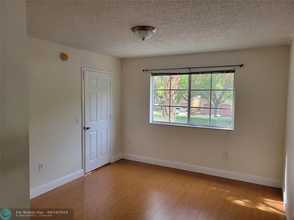 Active With Contract: $1,900 (1 beds, 1 baths, 800 Square Feet)