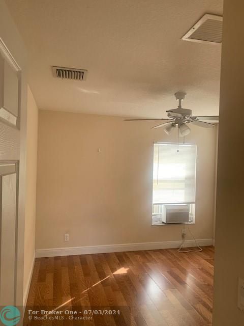 Active With Contract: $1,200 (1 beds, 1 baths, 650 Square Feet)