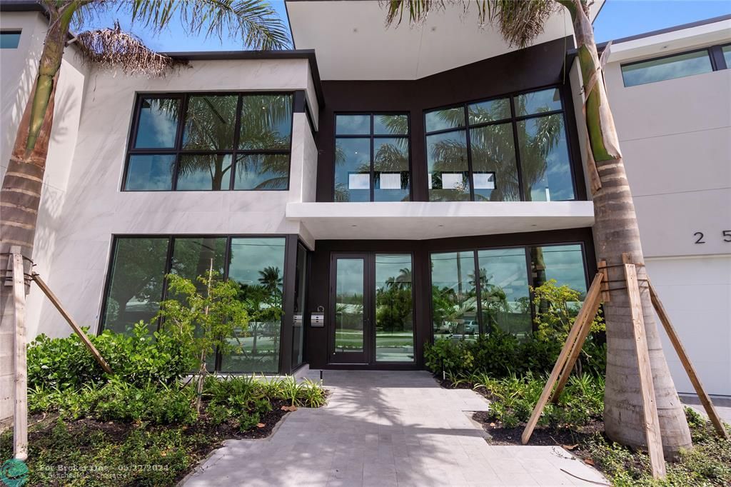 Recently Sold: $3,995,000 (5 beds, 5 baths, 4494 Square Feet)