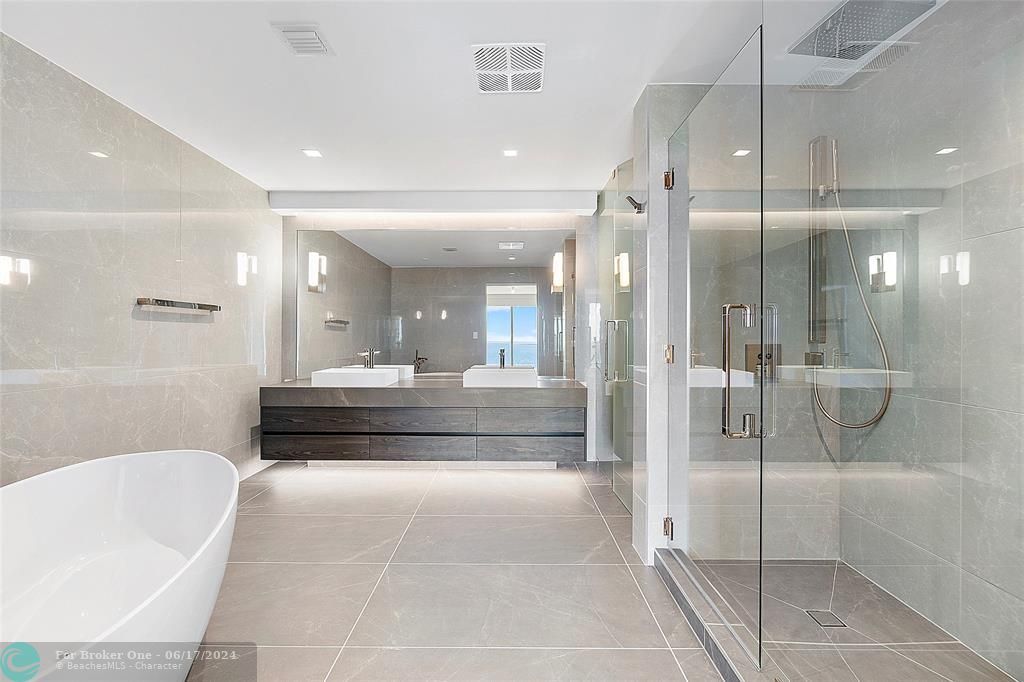 Recently Sold: $2,250,000 (3 beds, 2 baths, 2033 Square Feet)