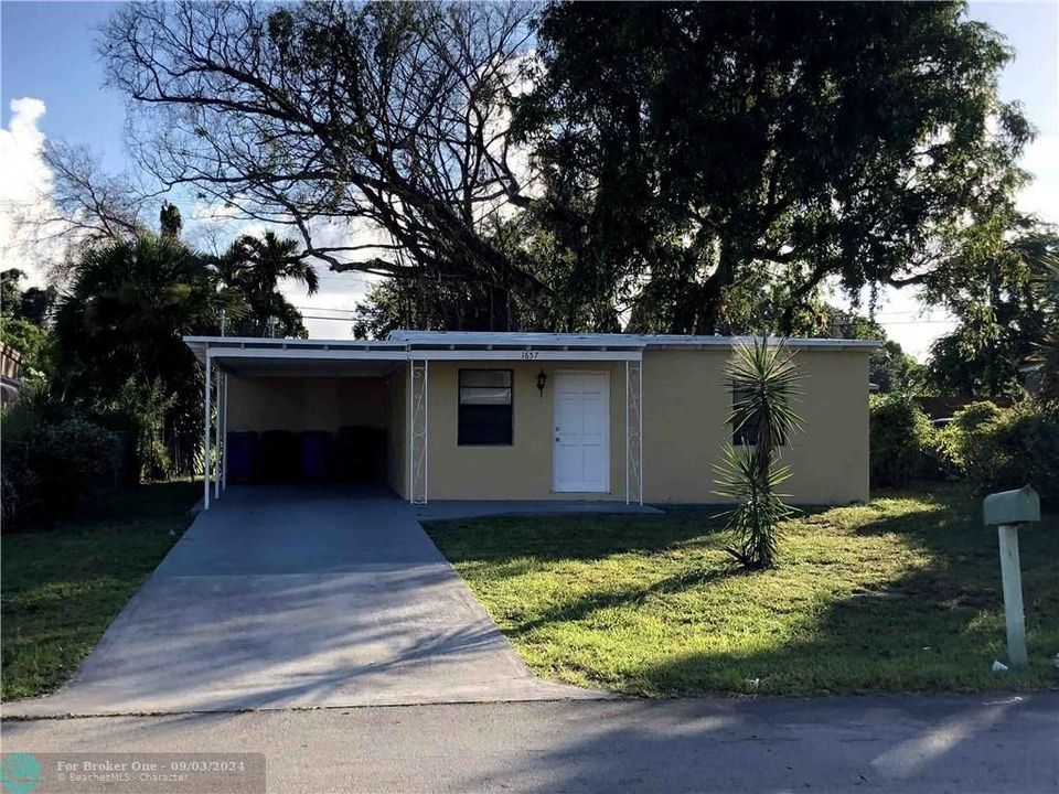 Active With Contract: $310,000 (3 beds, 2 baths, 814 Square Feet)