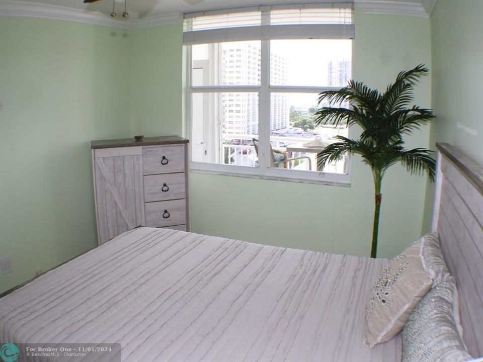 Active With Contract: $2,100 (1 beds, 1 baths, 775 Square Feet)