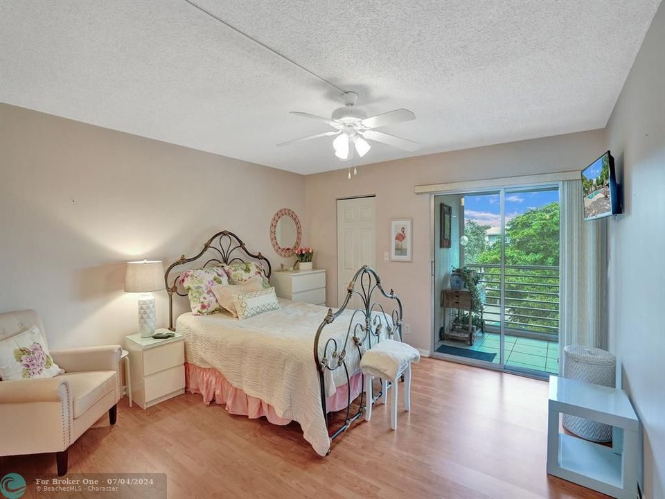 Active With Contract: $2,200 (2 beds, 2 baths, 1161 Square Feet)