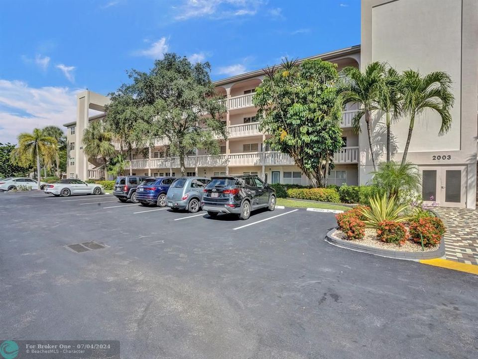 Active With Contract: $2,200 (2 beds, 2 baths, 1161 Square Feet)