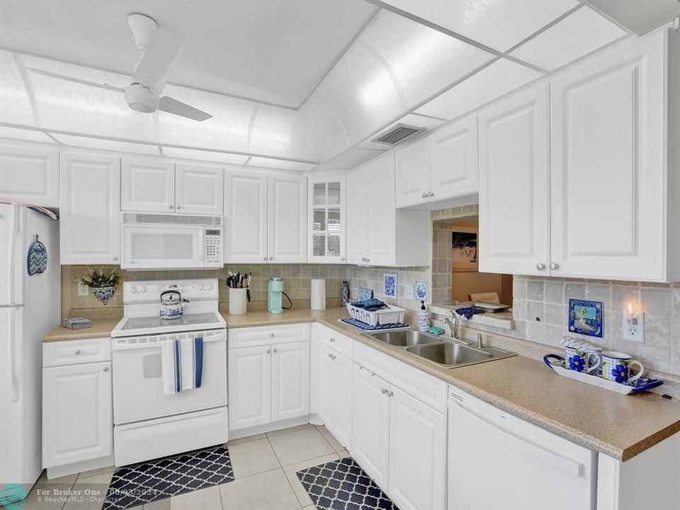 Active With Contract: $2,200 (2 beds, 2 baths, 1161 Square Feet)