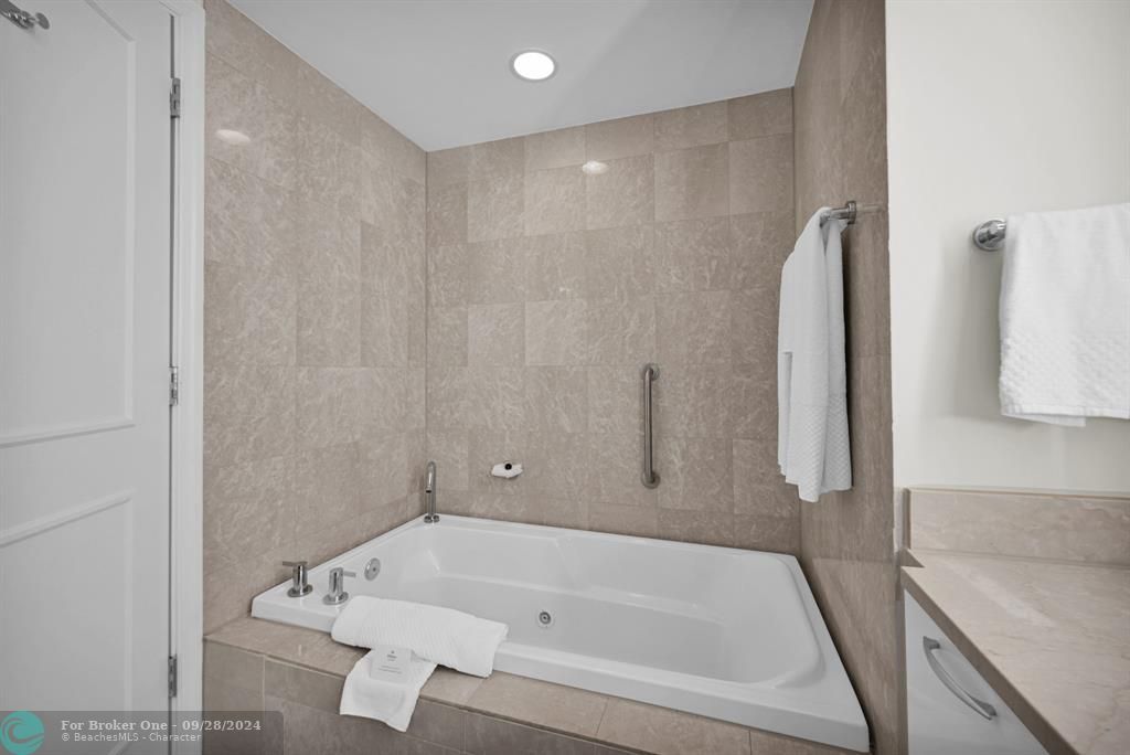 Active With Contract: $250,000 (0 beds, 1 baths, 533 Square Feet)