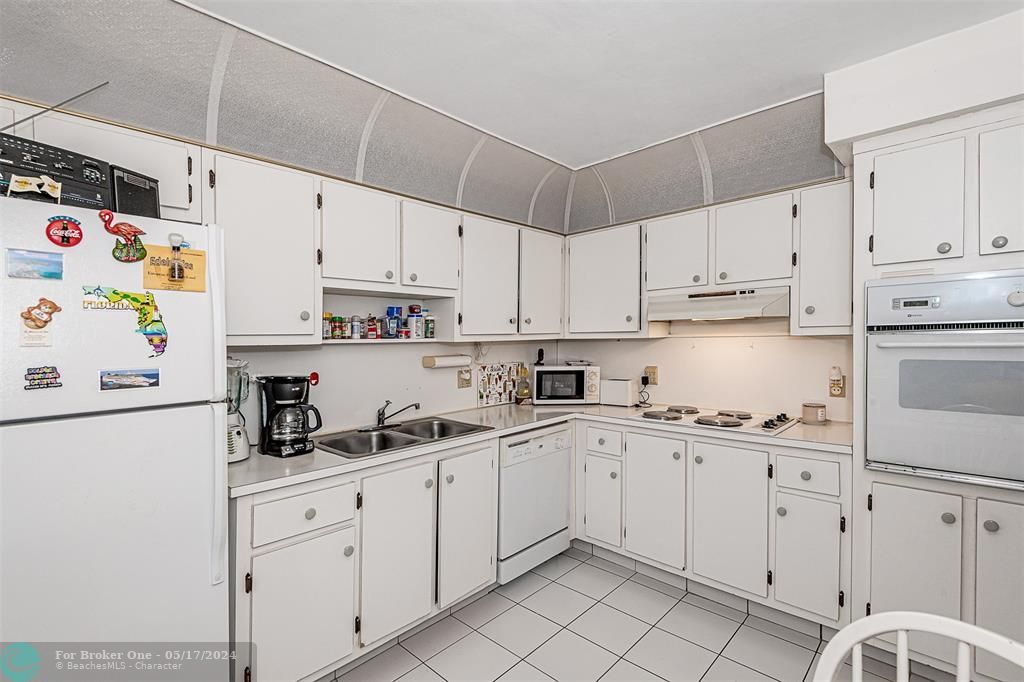 Active With Contract: $299,000 (2 beds, 2 baths, 1225 Square Feet)