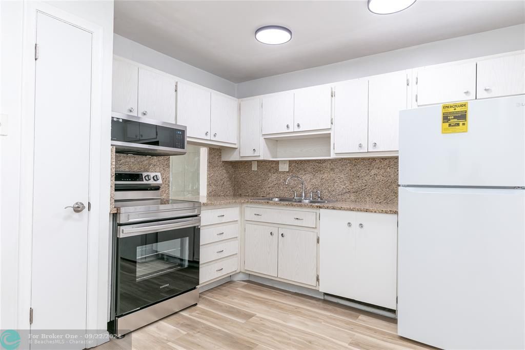 Active With Contract: $120,000 (1 beds, 1 baths, 860 Square Feet)