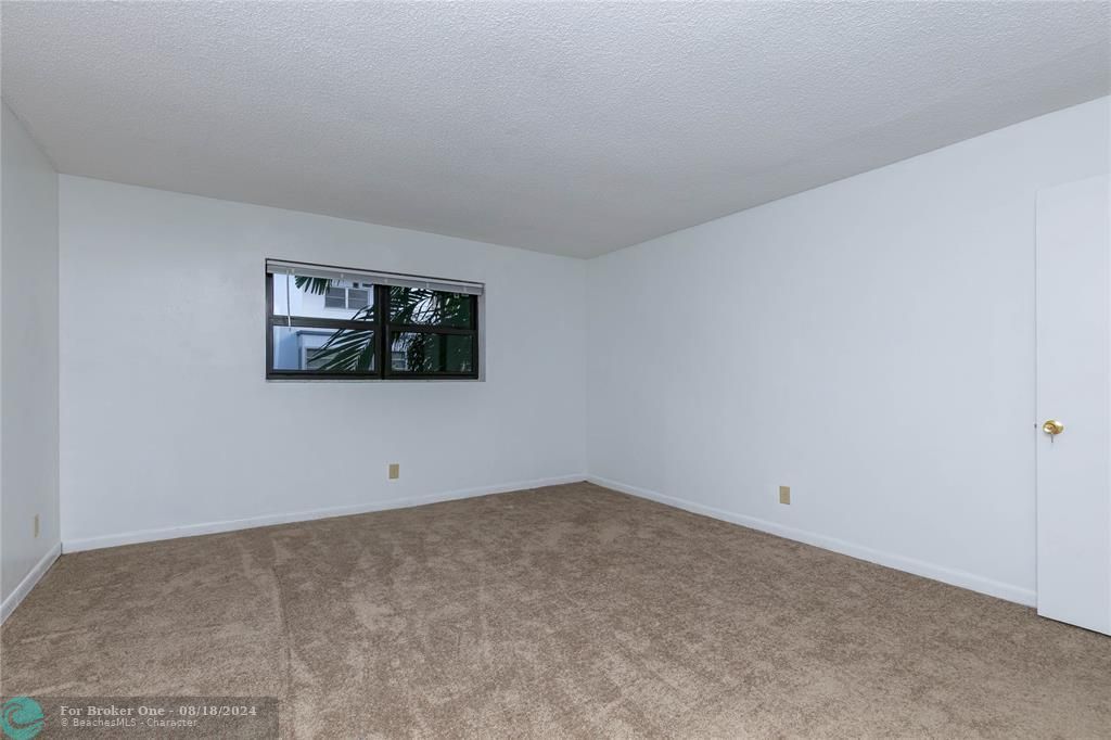 Active With Contract: $120,000 (1 beds, 1 baths, 860 Square Feet)