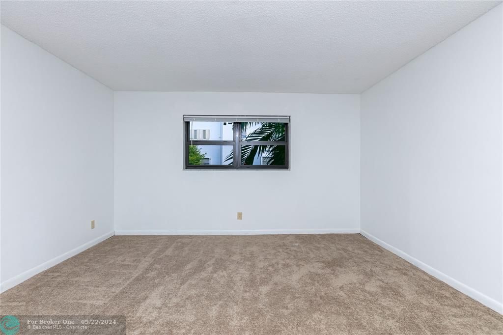 Active With Contract: $120,000 (1 beds, 1 baths, 860 Square Feet)