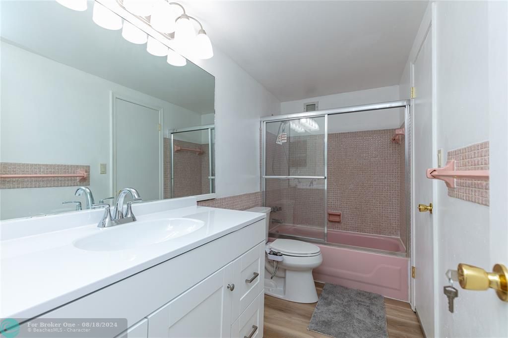 Active With Contract: $120,000 (1 beds, 1 baths, 860 Square Feet)