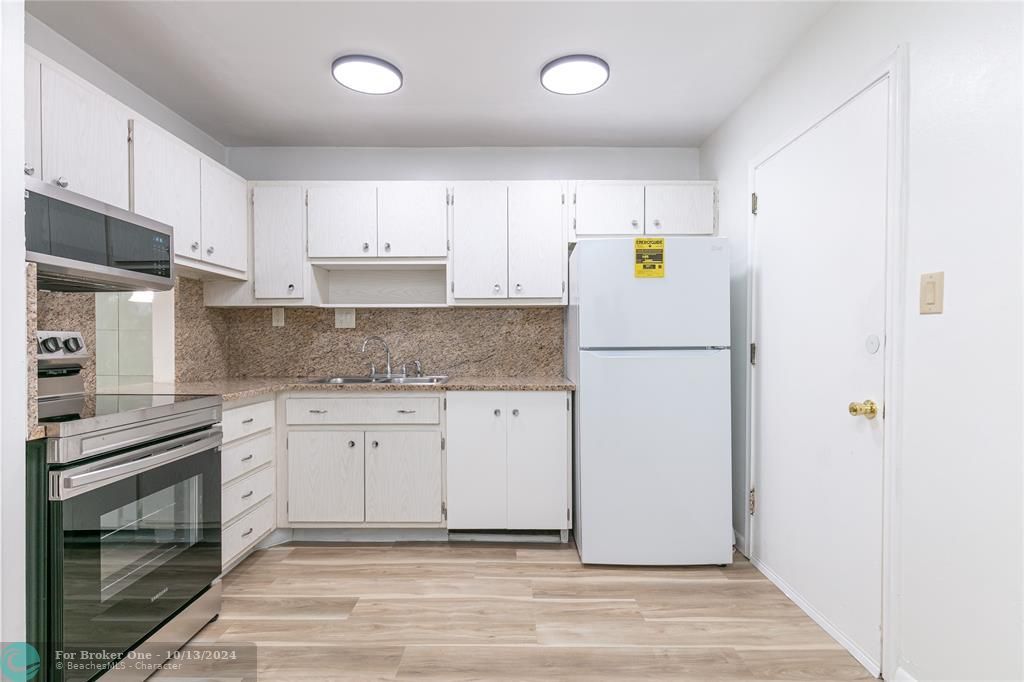 Active With Contract: $120,000 (1 beds, 1 baths, 860 Square Feet)